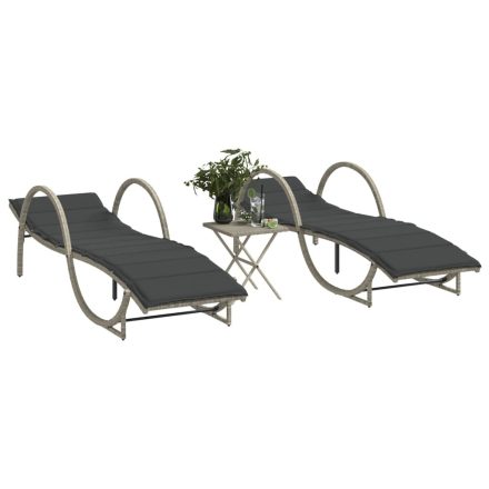 vidaXL 2 db világosszürke polyrattan napozóágy asztallal