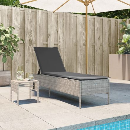 vidaXL világosszürke polyrattan napozóágy asztallal és párnával