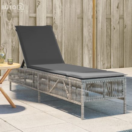 vidaXL világosszürke polyrattan napozóágy párnával