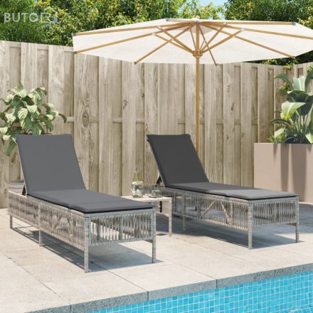 vidaXL 2 db világosszürke polyrattan napozóágy asztallal